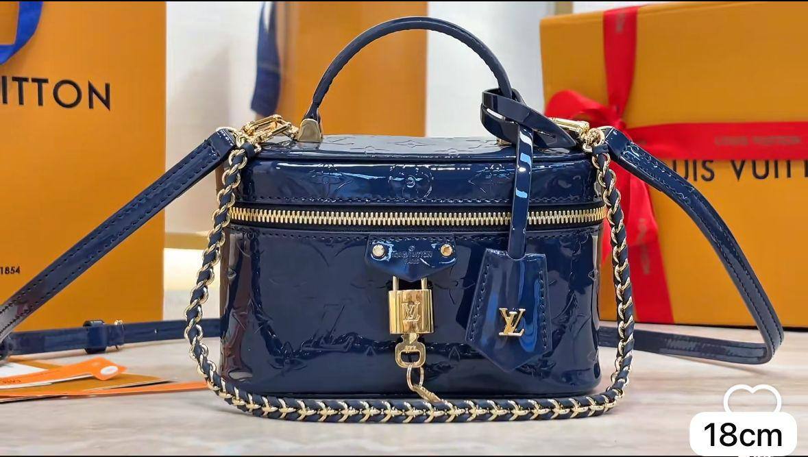 🌟 LV Vanity
1️⃣ First quality +🎁
Size :  18 * 12 cm
85 dhs✅
with box🎁

Zain115
♥️♥️♥️