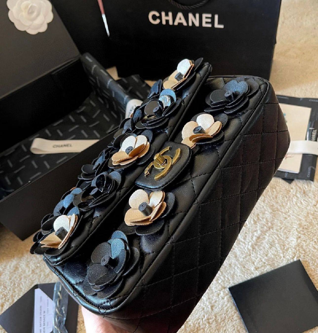CHANEL 

COPY ONE NEW CAME 
WITH BOX 
🎁🎁🎁

135 dhs❣️

Zain39
♥️♥️♥️