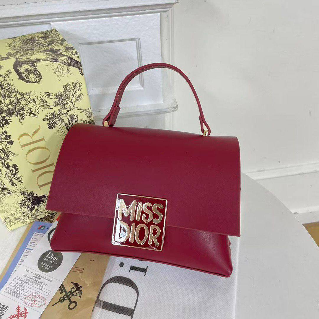 Dior

good Quality bag 

With box 
🎁🎁🎁

90 DHS✅

Zain104
Zain117
♥️♥️♥️