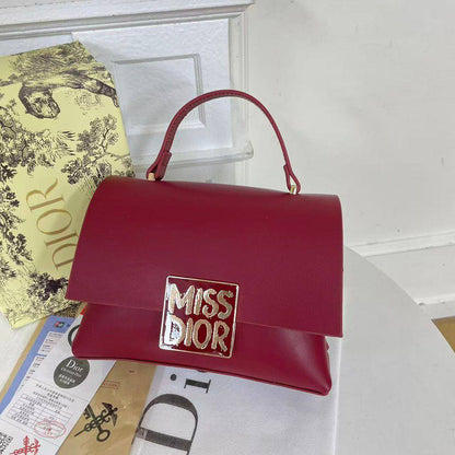 Dior

good Quality bag 

With box 
🎁🎁🎁

90 DHS✅

Zain104
Zain117
♥️♥️♥️
