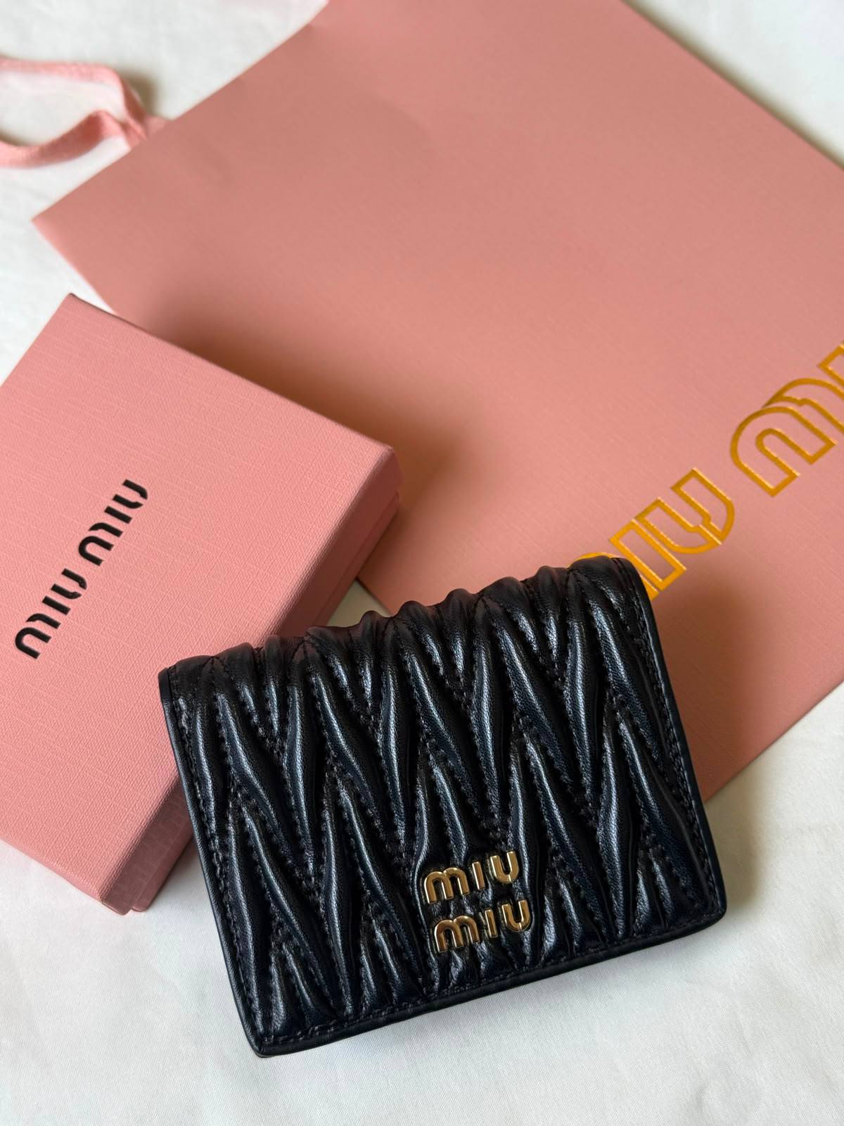 Miu miu

320 dhs🇦🇪🇦🇪🇦🇪

Zain275
♥️♥️♥️