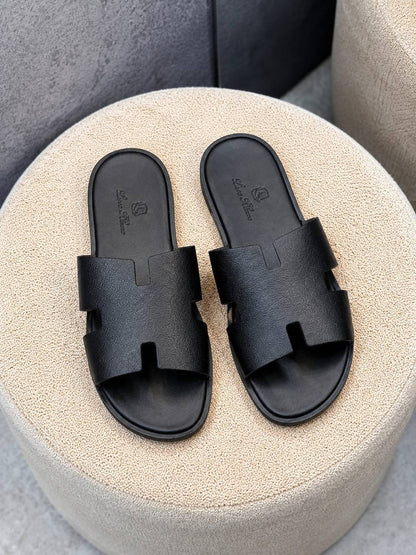 Louis Hilano
 good quality sandals 
with box and paper bag
220 dhs💓
size available 40to46 ( 6to12)

Zain59
♥️♥️♥️