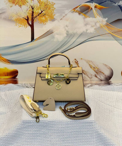 HERMES
Best quality WITH BOX
100 dhs✅
size 22CM

Zain290
♥️♥️♥️