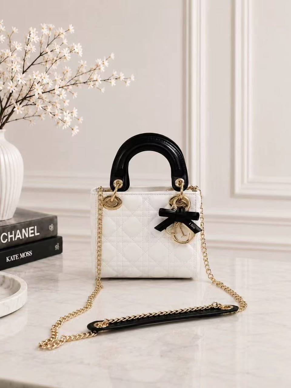 Dior
125 dhs🇦🇪🇦🇪

SIZE：17×9×14

Super good 
quality 

with box
Zain35
♥️♥️♥️