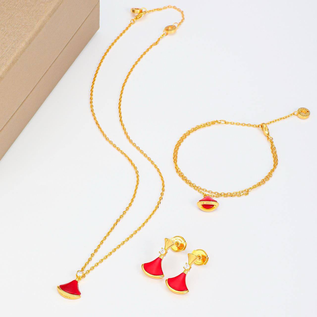 BVLGARI SET 🔥*
Necklace ❣️
Earring 🐦‍🔥
Bracelet 🌸
Master quality 💯
With normal boxes 📦 
120 dhs🪙🌨️
With master box 🗃️ 
170 dhs🪙🌨️

Zain216
♥️♥️♥️