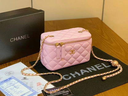 CHANEL 

GOOD QUALITY 

WITH BOX 
🎁🎁🎁

100 dhs✅

Zain39
♥️♥️♥️