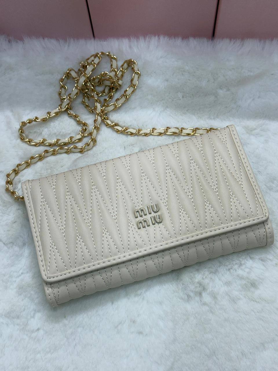 NEW CAME 
MIU MIU BAG
GOOD QUALITY 
45 dhs❣️

WITHBOX
🎁🎁🎁

SIZE- 20*12*3

Zain40
♥️♥️♥️