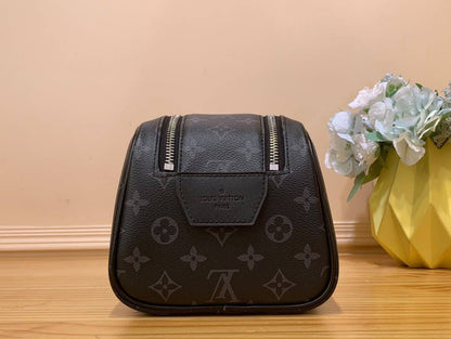 LV

Model:Toiletry Bag
Trim:Cowhide leather
Size:24 × 13 × 13 
Quality:super master 

For Price 👇 WhatsApp✅
0568585901 
0507557372
0552275751 Owner Zain 👌

Zain325
♥️♥️♥️