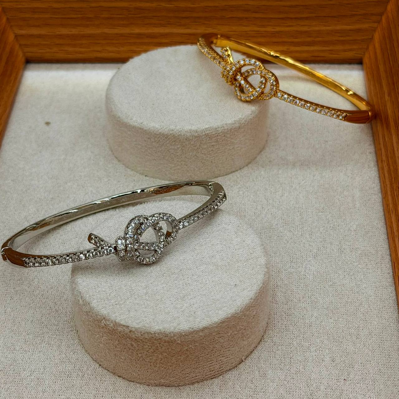 Bangle ❤️‍🔥*
good quality 💯
With black boxes 🗃️ 
20 dhs💓
With normal boxes 📦 
And paper bag🛍️
30 dhs💓

Zain216
♥️♥️♥️