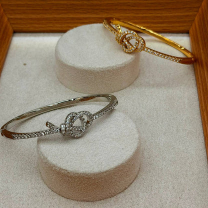 Bangle ❤️‍🔥*
good quality 💯
With black boxes 🗃️ 
20 dhs💓
With normal boxes 📦 
And paper bag🛍️
30 dhs💓

Zain216
♥️♥️♥️