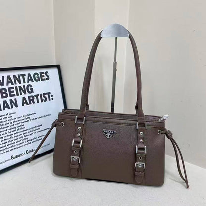 PRADA 
115 dhs✅
Size 34 cm 

Zain161
♥️♥️♥️