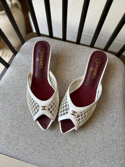 Chanel 
𝑨𝑨𝑨 𝑸𝒖𝒂𝒍𝒊𝒕𝒚
𝑺𝒊𝒛𝒆 𝟑5 𝒕𝒐 𝟒2 
450 dhs✅

Zain81
♥️♥️♥️