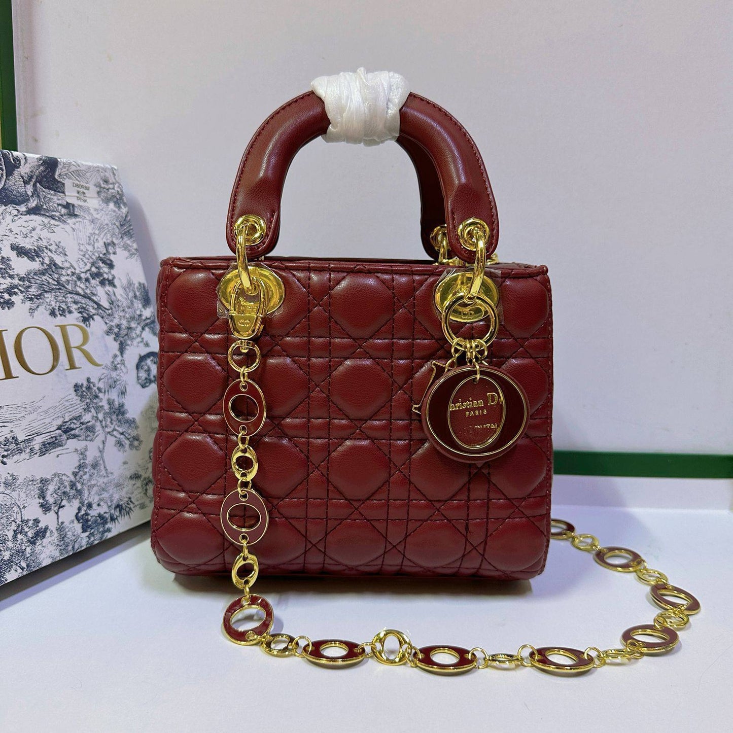 DIOR 

NEW CAME HIGH QUALITY 
WITH BOX 
🎁🎁🎁

125 dhs❣️

Zain39
♥️♥️♥️