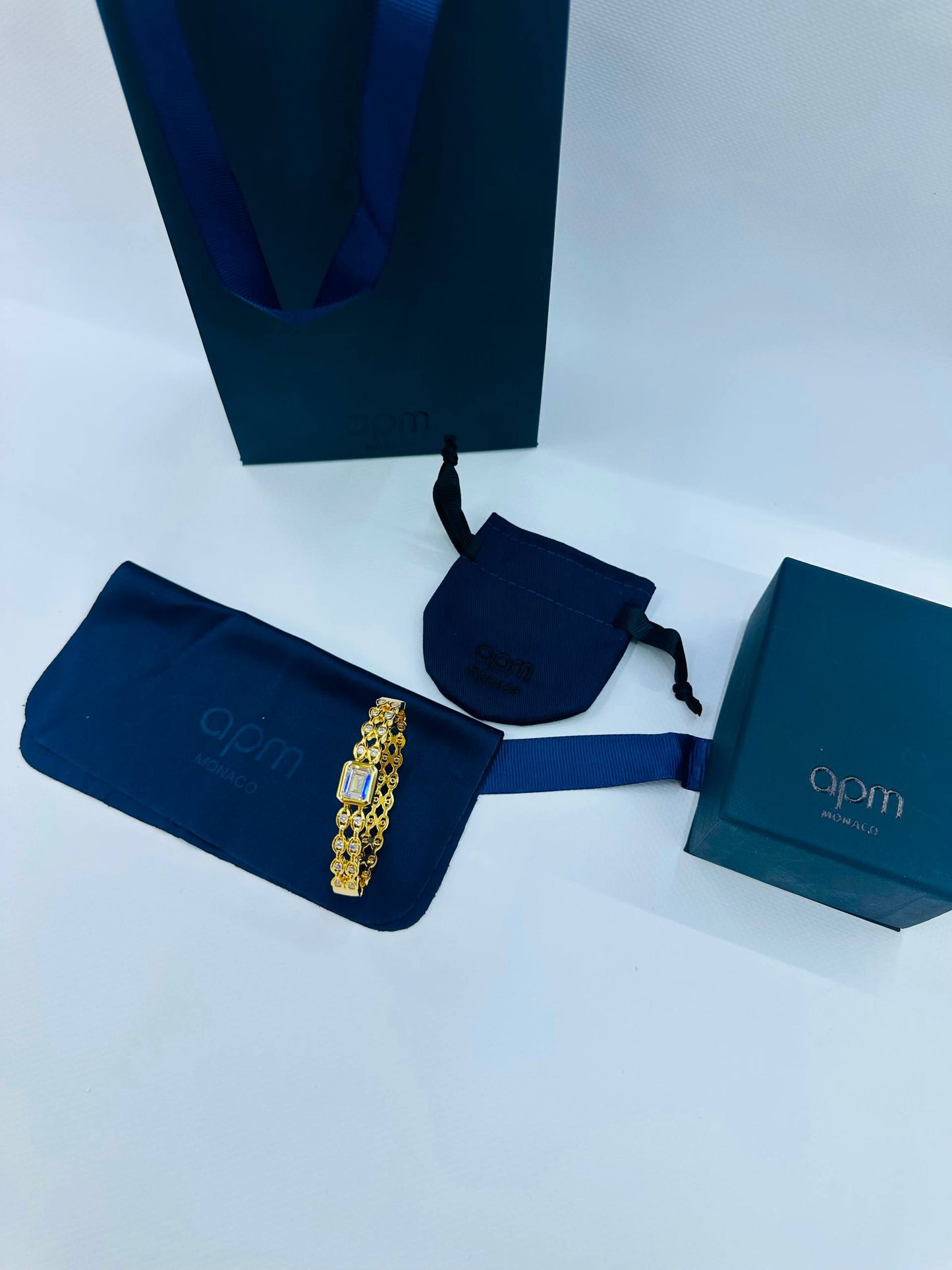 Apm
Bangle 🐦‍🔥
good quality 💯
With normal boxes 🗃️ 
And paper bag 
40 dhs✅

With master box 🗃️ 
55 dhs✅

Zain216
♥️♥️♥️