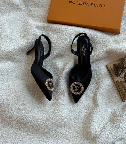 New. Lv .  heel 

  Size  .  36.  to 41

110 dhs❣️

Zain80
♥️♥️♥️