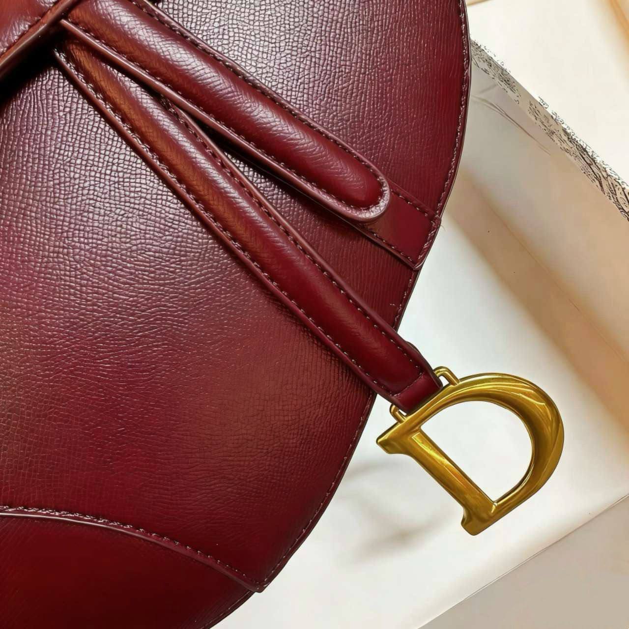 DIOR
 GOOD QUALITY 
WITH BOX
120 dhs✅

Zain295
♥️♥️♥️