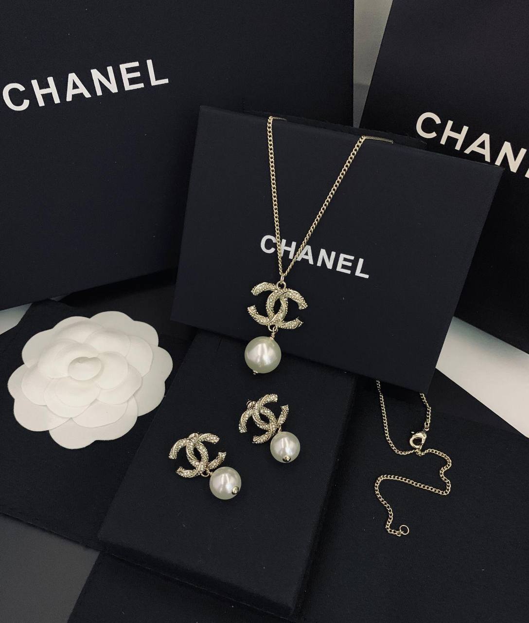 Chanel SET
Master✨💫
NECKLACE EARRINGS
WITH SMALL BOX AND PAPER BAG🎁🛍️
100 DHS✅

Zain89
♥️♥️♥️