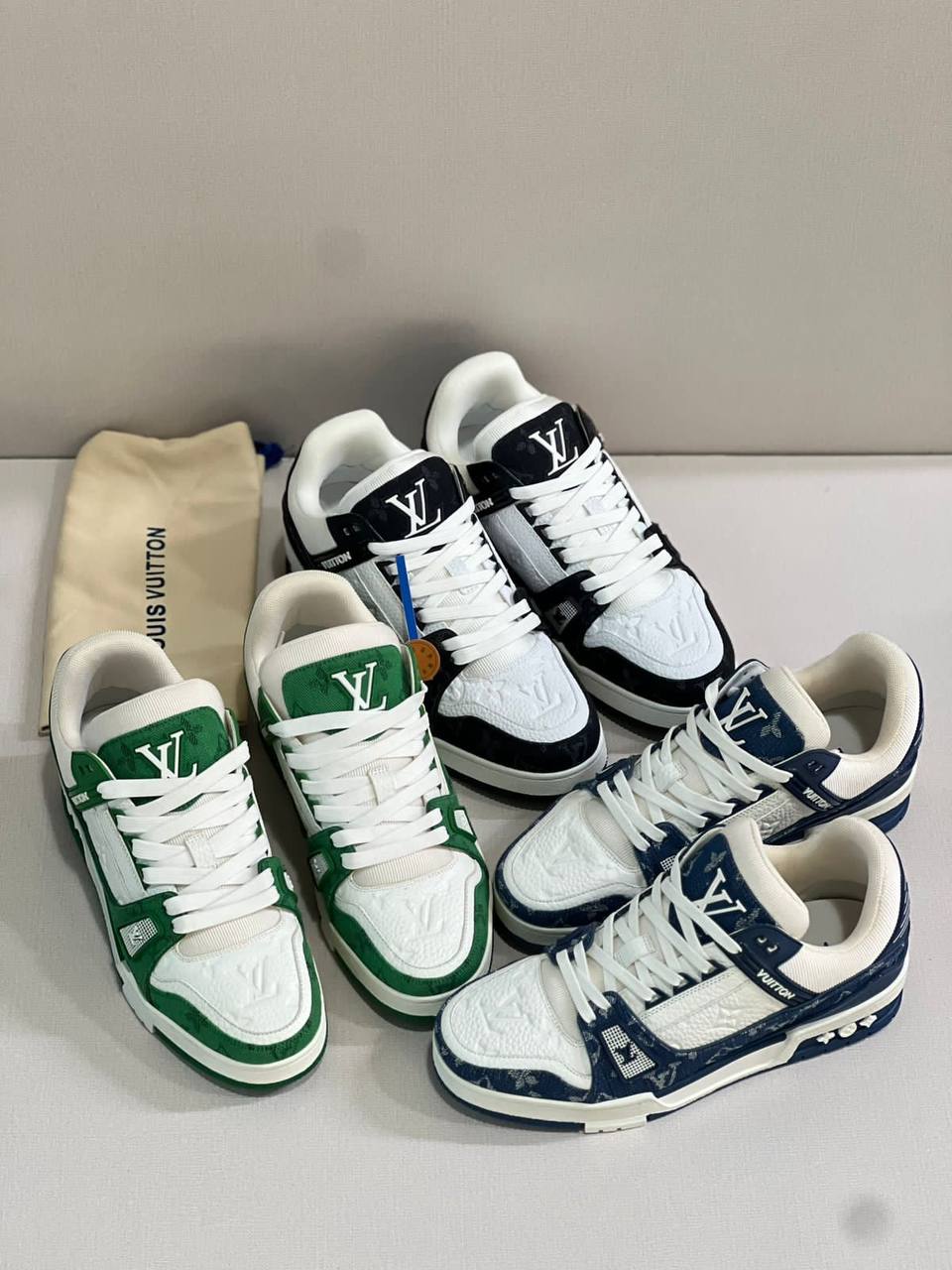 LOUIS VUITTON 
SUPER MASTER 
40-46
600 dhs🪙🖤

Zain43
♥️♥️♥️