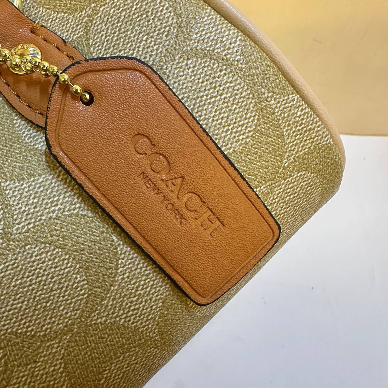 COACH 
NEW CAME GOOD QUALITY 
WITH BOX 
🎁🎁🎁

90 dhs🪙🌨️
SIZE: 18cm

Zain39
♥️♥️♥️