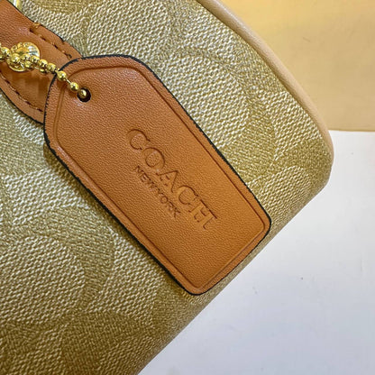 COACH 
NEW CAME GOOD QUALITY 
WITH BOX 
🎁🎁🎁

90 dhs🪙🌨️
SIZE: 18cm

Zain39
♥️♥️♥️