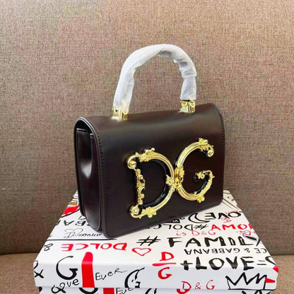 D&G

105 dhs🪙🌨️

with box
🎁🎁🎁

size 22cm

Zain26
♥️♥️♥️