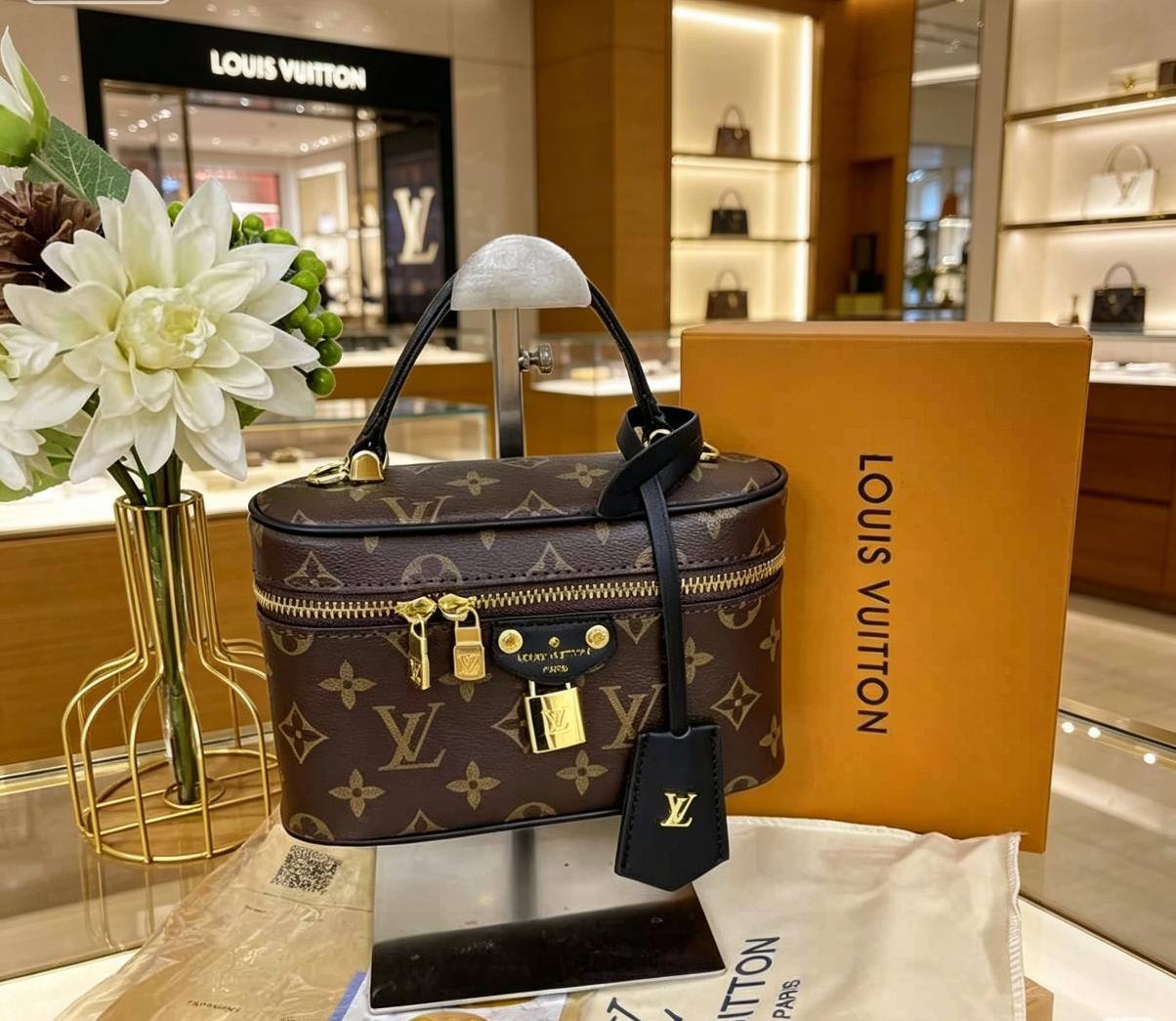 LV
95 dhs🇦🇪🇦🇪
with box

Zain07
♥️♥️♥️