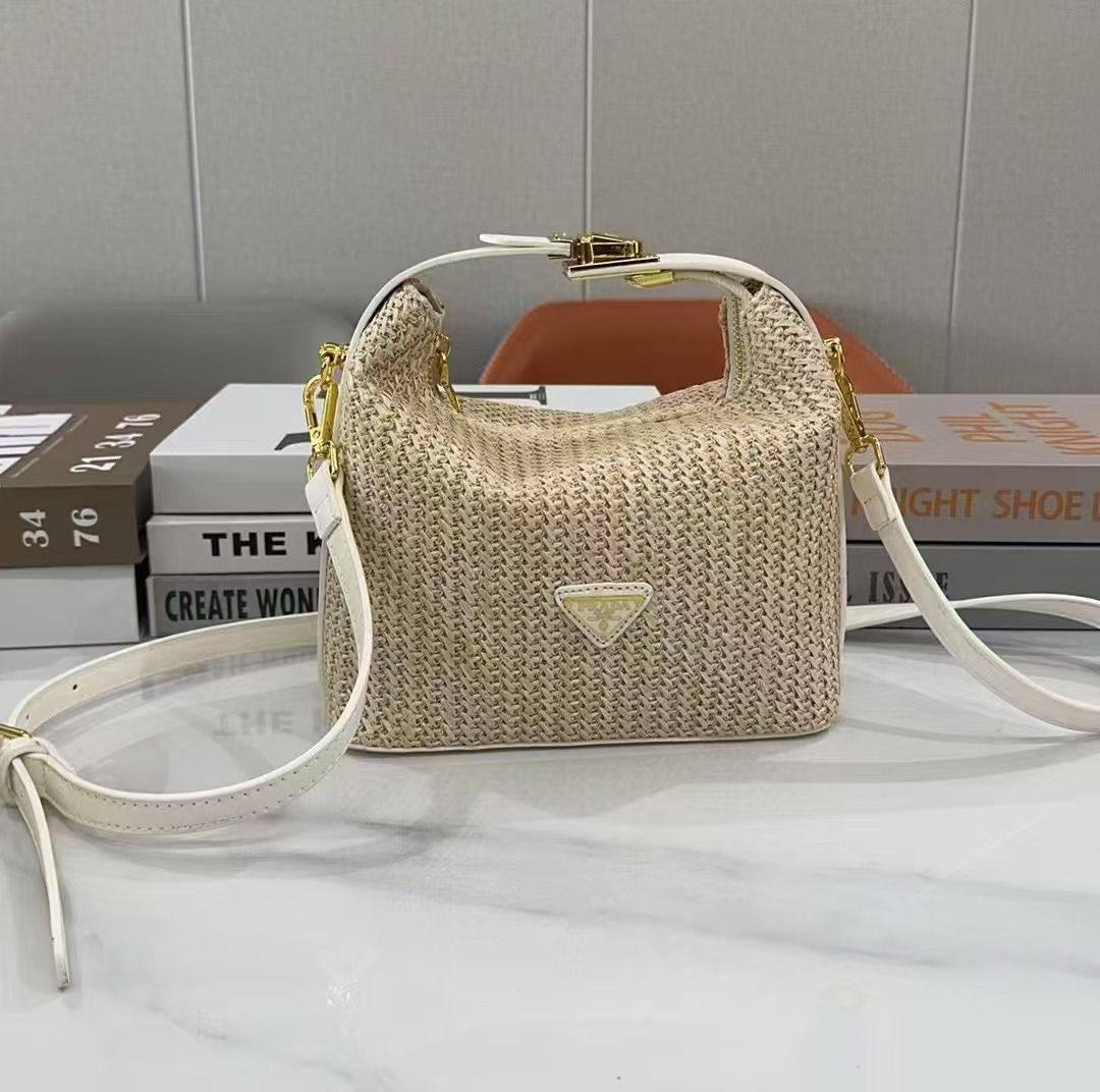 Prada
Best quality

With box’s
🎁🎁🎁

95 dhs🇦🇪
size 22cm

Zain158
♥️♥️♥️