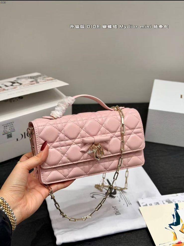 DIOR
My Dior Mini Bag
Master quality
21cm 

with box
🎁🎁🎁

280 dhs✅

Zain95
♥️♥️♥️