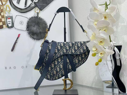 Dior Saddle🙋🏻‍♀️
Master
25cm🫶🏼🫶🏼
320 dhs✅🥰

Zain297
♥️♥️♥️