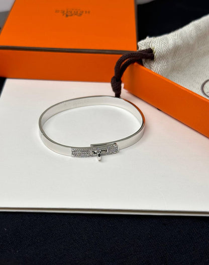 HERMES 🧡
Kelly bracelet, small model 
Swarovski Stones 
Silver & Chmpion Gold
🆕🎉🥳🎊🆕
↗️ *Super Master Quality ®️*
* *New Collection*
For Price 👇 WhatsApp✅
0568585901 
0507557372
0552275751 Owner Zain 👌

Zain106
♥️♥️♥️