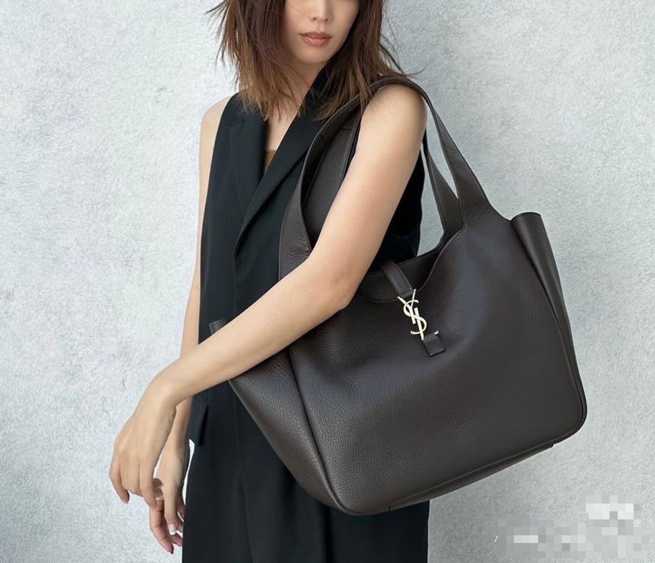 ❤️ YSL BEA
1️⃣ Frist quality
Size: 33 * 29  cm
115 dhs❣️

Zain115
♥️♥️♥️