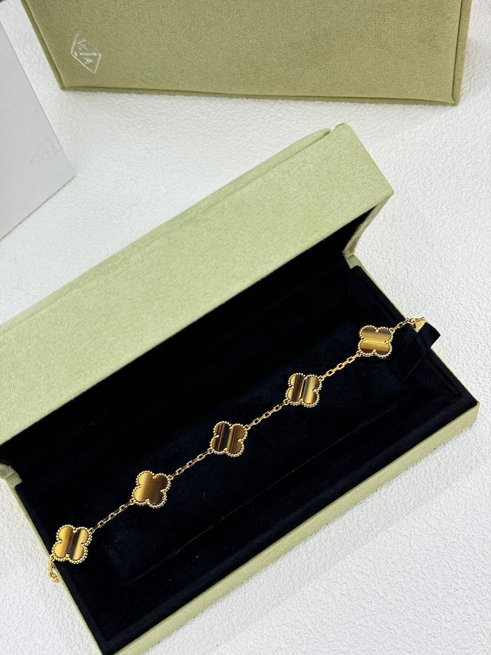 VCA 
Bracelet 🦋
Master quality 💯
With normal boxes 🗃️ 
75 dhs✅

With master box 📦 
120 dhs✅

Zain216
♥️♥️♥️