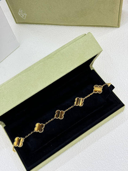 VCA 
Bracelet 🦋
Master quality 💯
With normal boxes 🗃️ 
75 dhs✅

With master box 📦 
120 dhs✅

Zain216
♥️♥️♥️