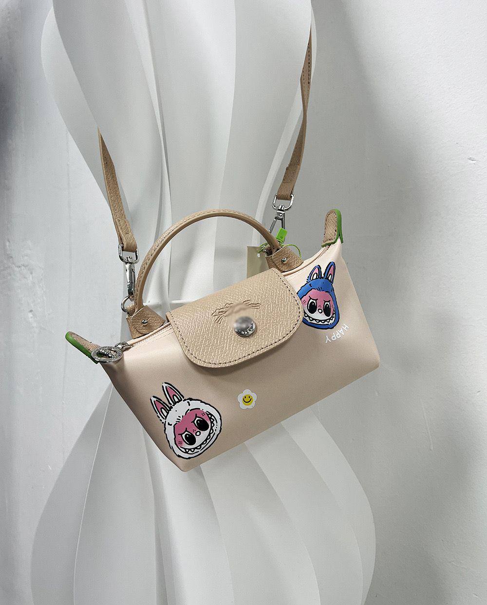 🎄Christmas gifts 🎊 
⛄️Labubu＋LongChamp 
1️⃣ First  Quality 
Size：20 * 10 * 5 cm
45 dhs🪙🌨️

Zain115
♥️♥️♥️