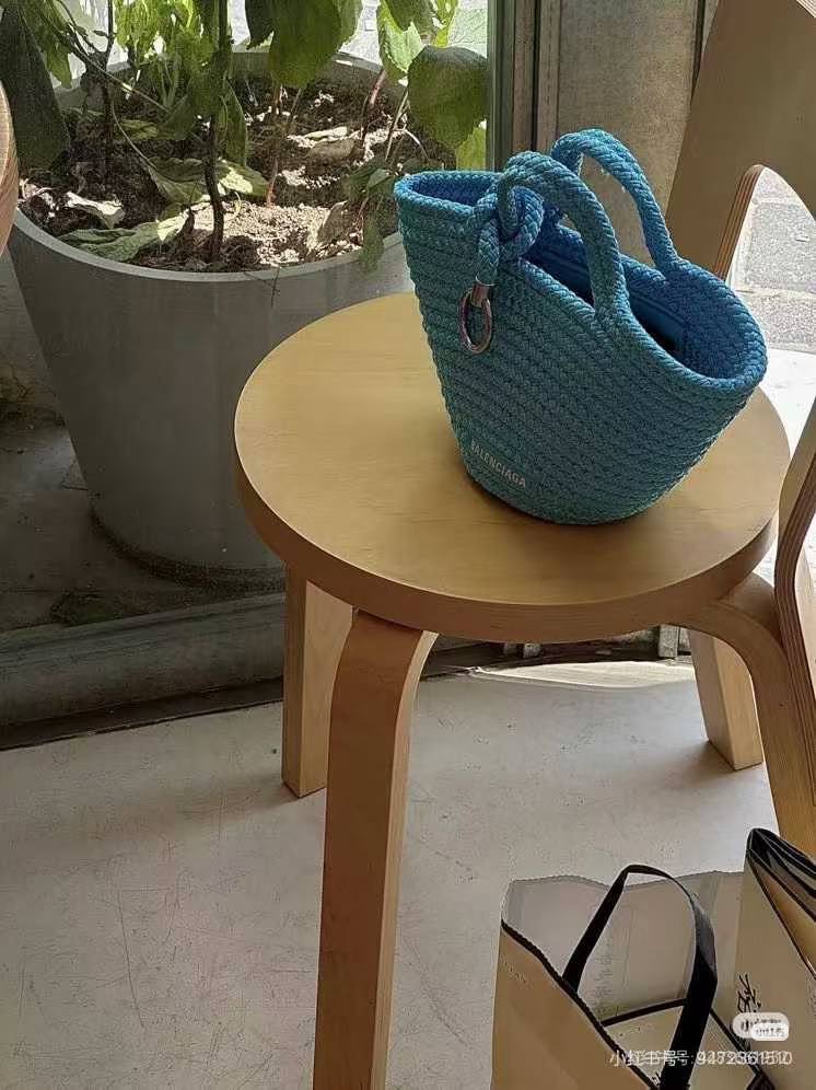 Balenciaga
Master
280 dhs✅

Zain10
♥️♥️♥️