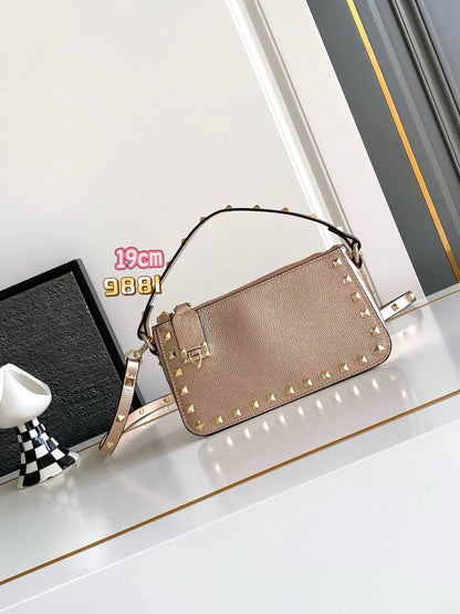 Valentino  
Master🌺🌺
size：19cm  
250 dhs✅

Zain114
♥️♥️♥️