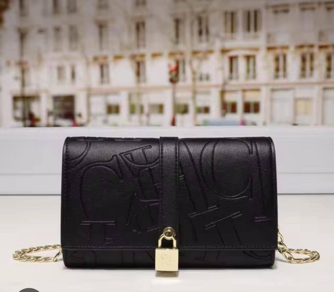 CH
95 dhs🪙
size：19.5×12.5×5cm

Good quality 

with box
🎁🎁🎁

Zain39
♥️♥️♥️