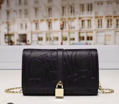 CH
95 dhs🪙
size：19.5×12.5×5cm

Good quality 

with box
🎁🎁🎁

Zain39
♥️♥️♥️