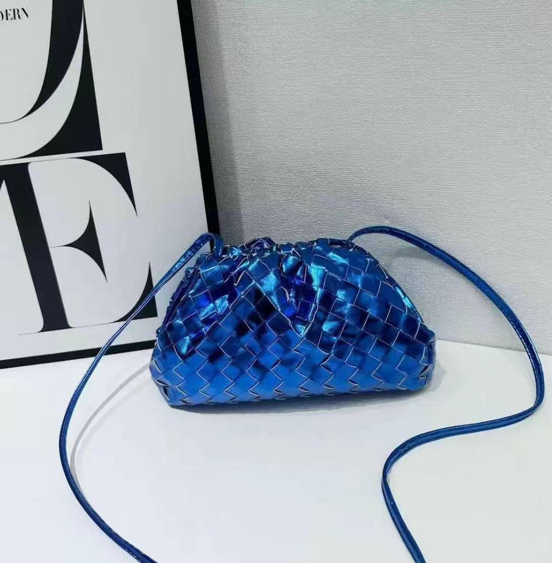 BOTTEGA NEW CAME GOOD QUALITY WITH BOX 
100 dhs🇦🇪🇦🇪

Zain295
♥️♥️♥️
