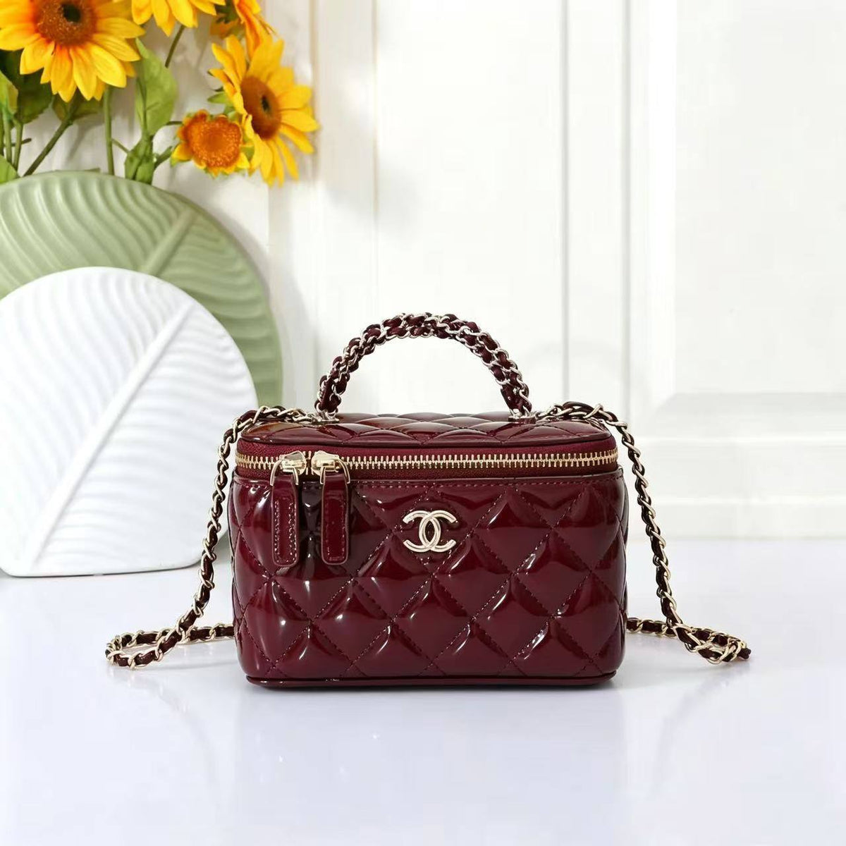 CHANEL

best quality 
with box

100 dhs🇦🇪🇦🇪

size17CM
Zain290
♥️♥️♥️