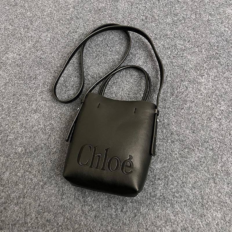 Chloe
Good quality 
45 dhs🪙💕
19*14*7cm

Zain17
♥️♥️♥️