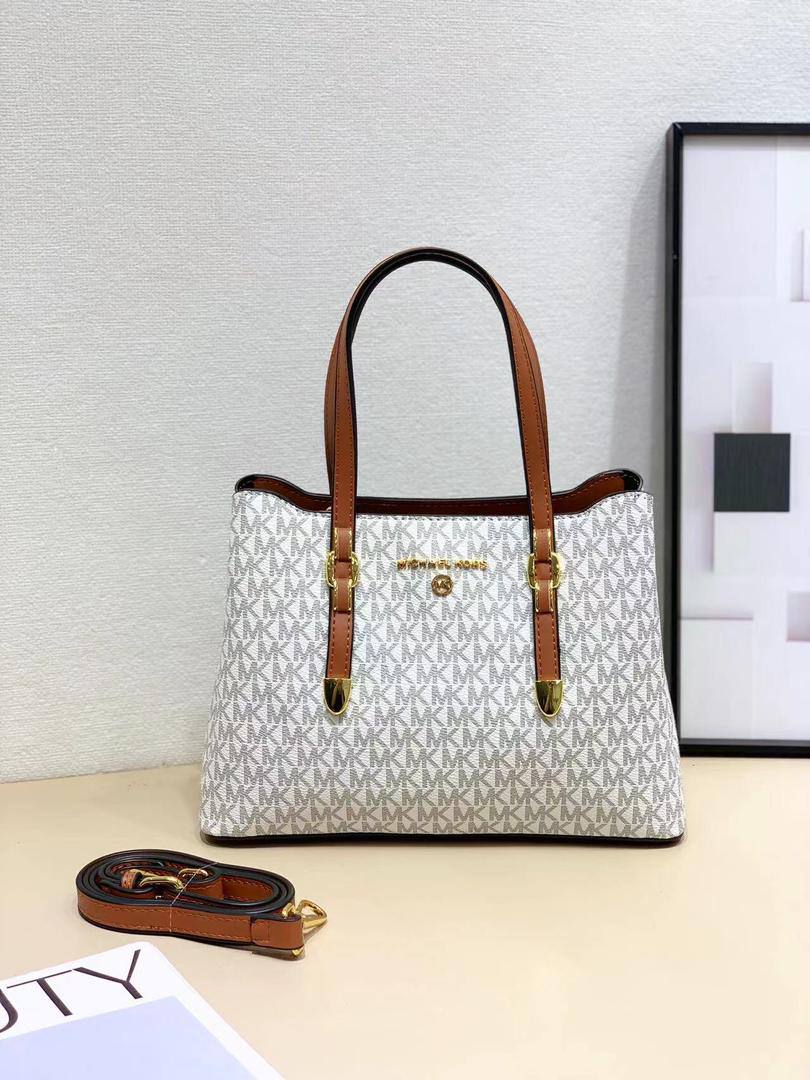 Mk 
95 dhs💓
size 27×11×19cm

Zain213
♥️♥️♥️