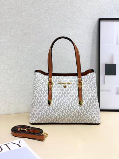Mk 
95 dhs💓
size 27×11×19cm

Zain213
♥️♥️♥️