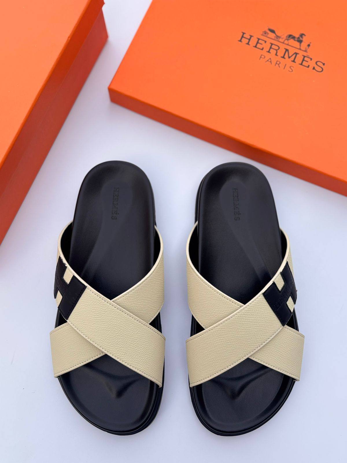 Hermes slipper (men)
110 dhs🪙🌨️
Size 40-45

Zain55
♥️♥️♥️