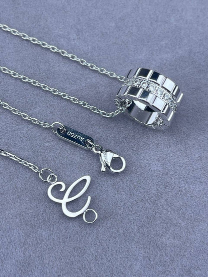 CHOPARD 
Necklace 
Master quality 💯
With normal boxes 🗃️ 
50 dhs 

With master box 📦 
110 dhs 

Zain216

♥️♥️♥️