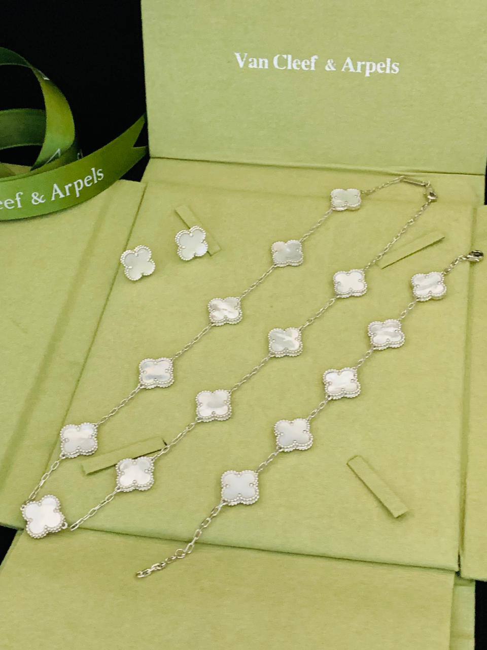 VCA SET
✨💫
NECKLACE 
BRACELET 
EARRINGS 
WITH BOX AND PAPER BAG🛍️🎁
230 dhs❣️

Zain89
♥️♥️♥️