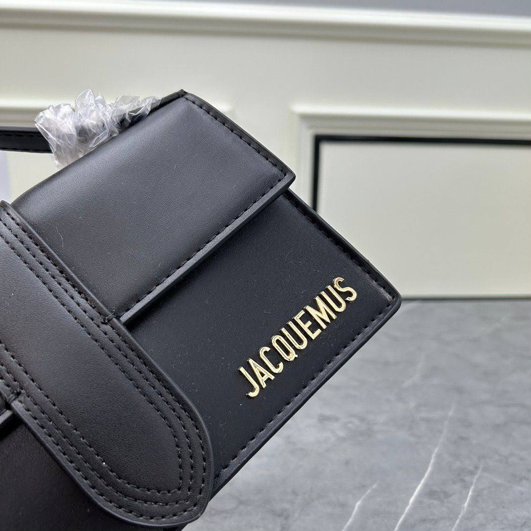 JACQUEMUS 

COPY ONE 

RESTOCK 

WITH BOX 

BIG SIZE  220 DHS……
(Leather)

Zain295
♥️♥️♥️♥️