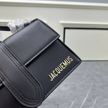 JACQUEMUS 

COPY ONE 

RESTOCK 

WITH BOX 

BIG SIZE  220 DHS……
(Leather)

Zain295
♥️♥️♥️♥️