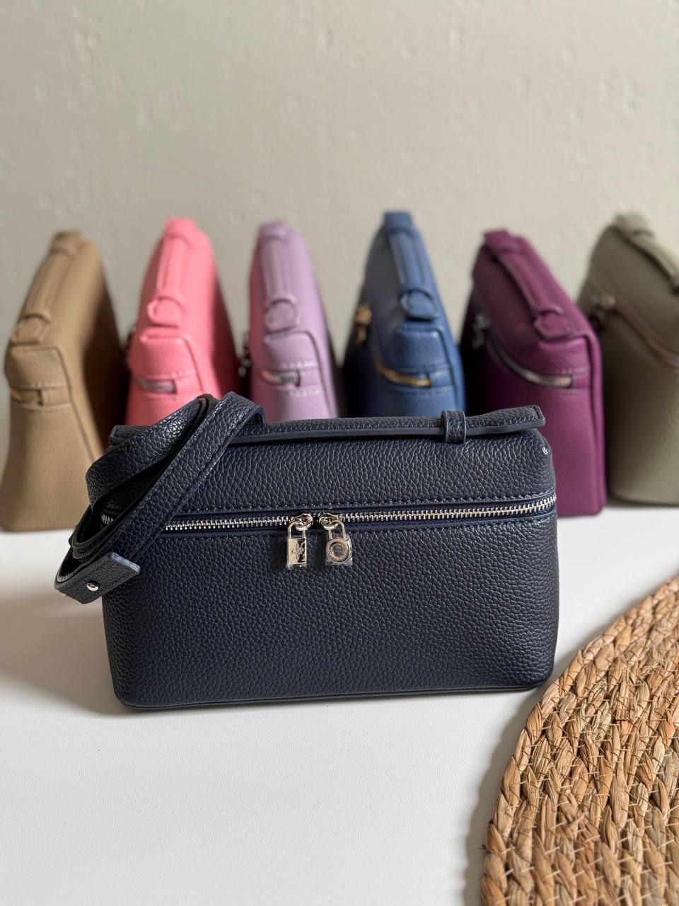 LORO PIANA
19cm
320 dhs🌺
Top quality 
With box🎁

Zain167
♥️♥️♥️