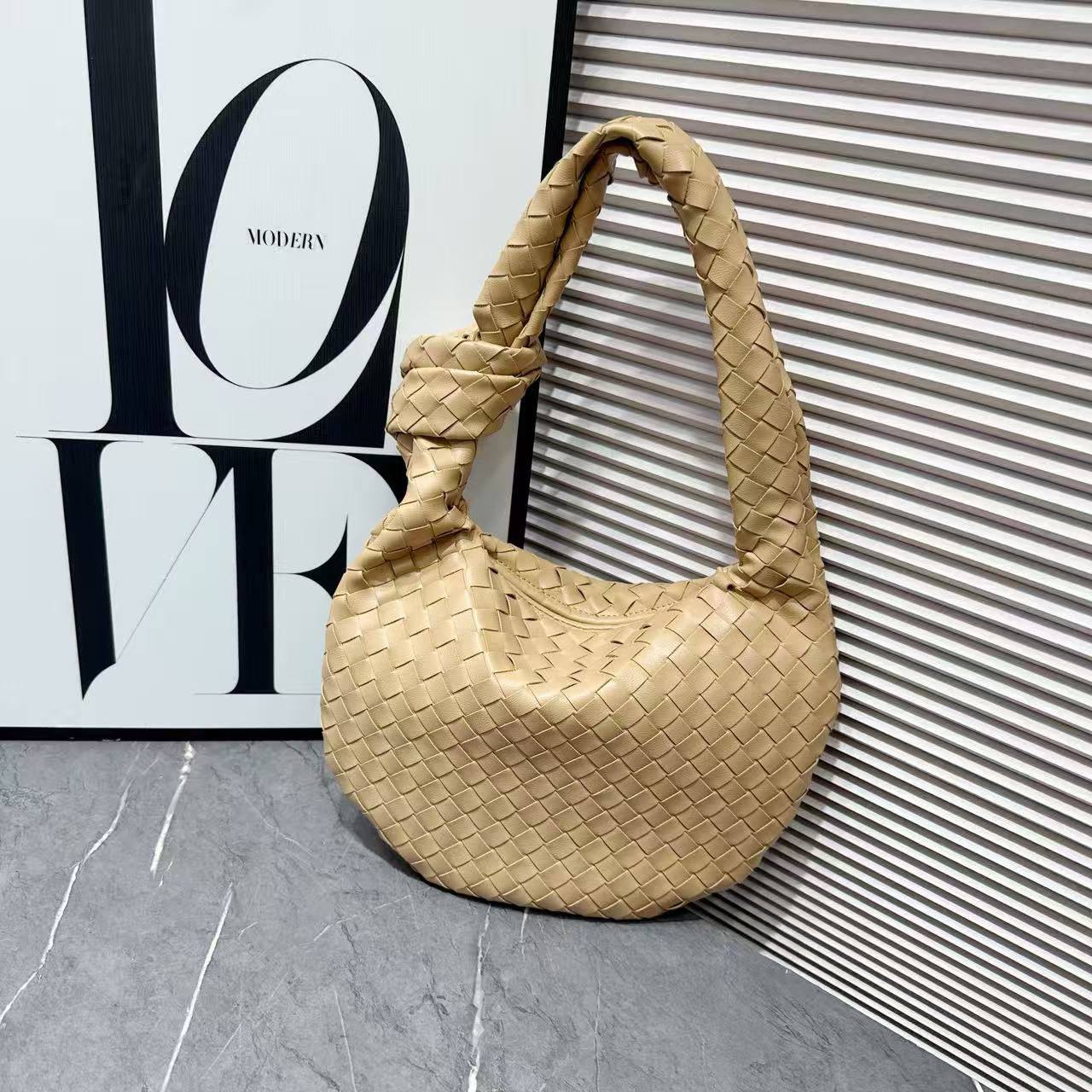 BOTTEGA
SIZE  ……… 31CM 🥰
90 dhs❣️

Zain244
♥️♥️♥️